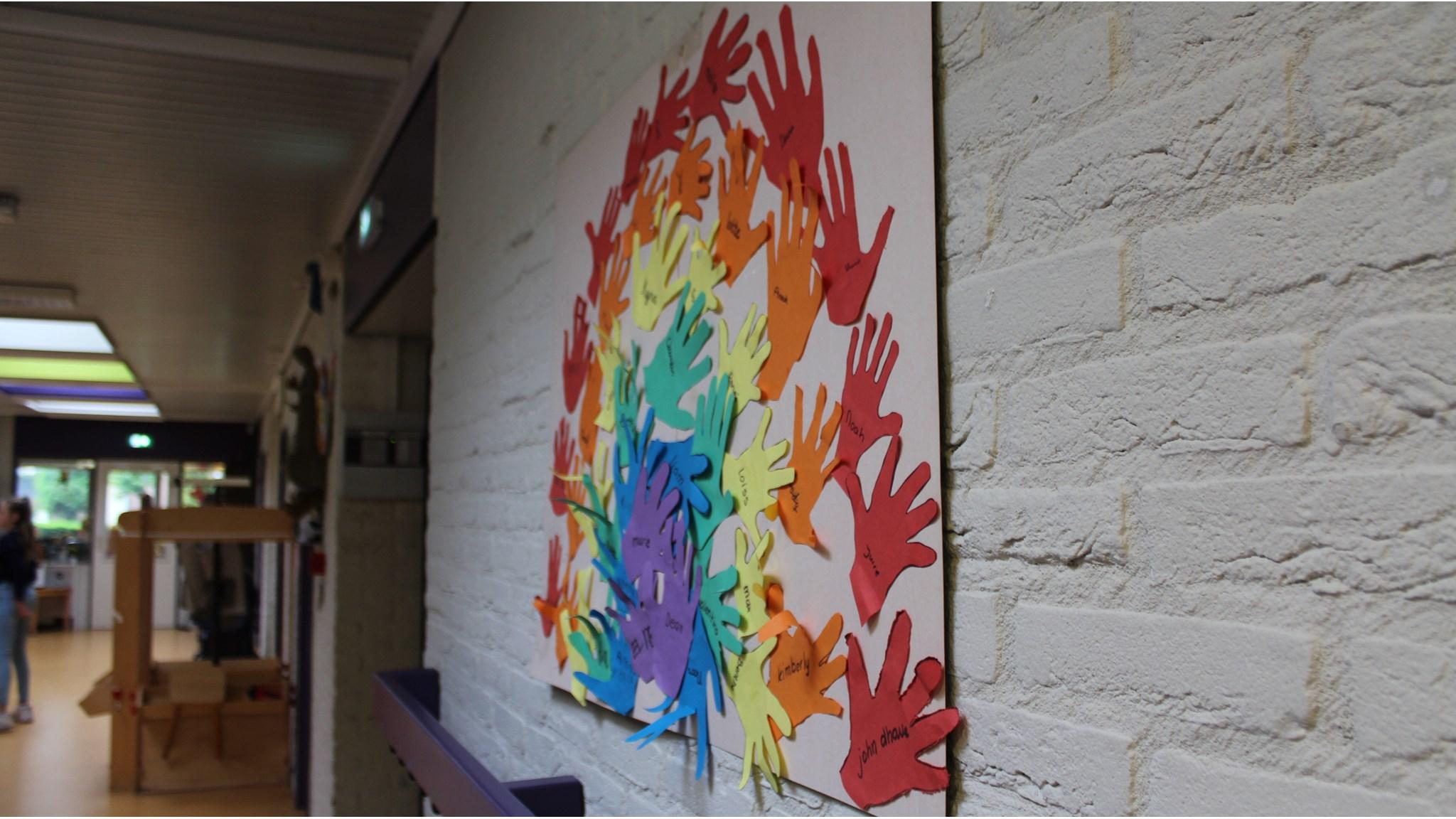 Kunstwerk van handafdrukken in de gang van Basisschool Sint Jozef in Nieuw Namen. Kunstwerk van handafdrukken in de gang van Basisschool Sint Jozef in Nieuw Namen.