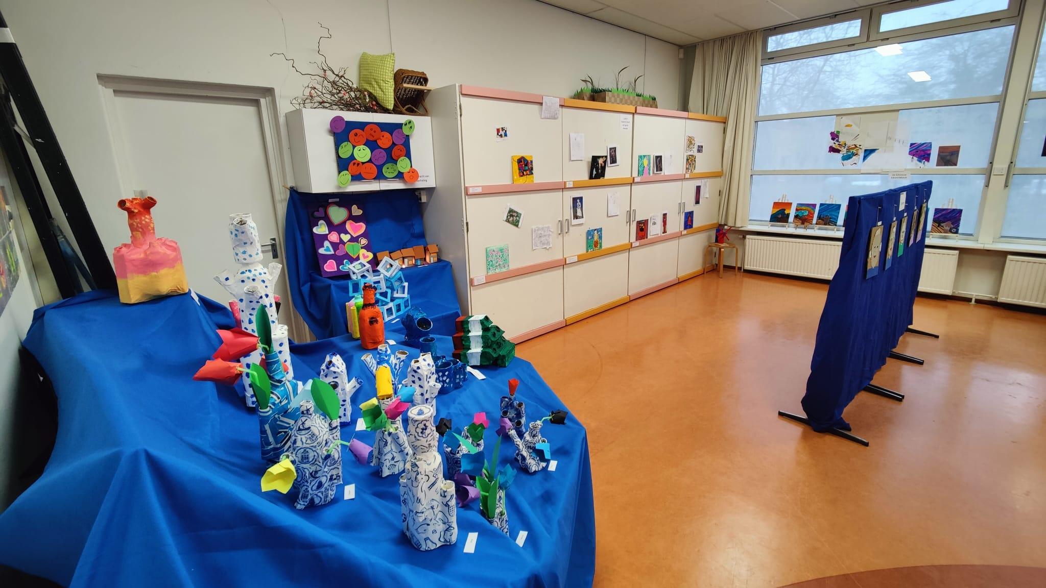 Kunstwerken en knutselprojecten van leerlingen in de klas van Rooms Katholieke basisschool St. Willibrordus in Buitenkaag. Kunstwerken en knutselprojecten van leerlingen in de klas van Rooms Katholieke basisschool St. Willibrordus in Buitenkaag.