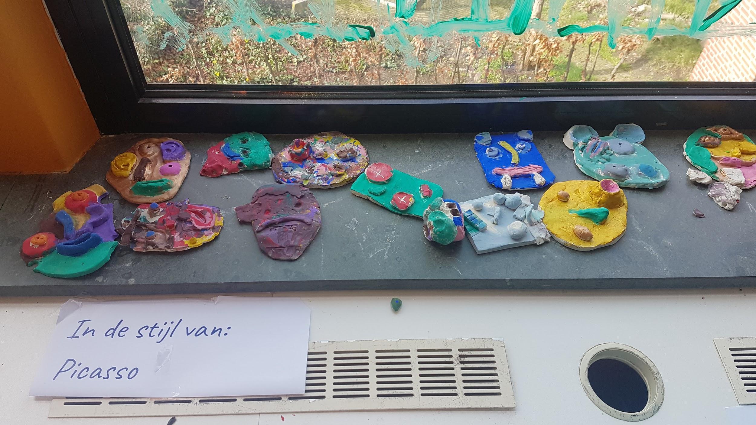 Kunstwerken in de stijl van Picasso in de School voor Speciaal Basisonderwijs De Lings in Tegelen. Kunstwerken in de stijl van Picasso in de School voor Speciaal Basisonderwijs De Lings in Tegelen.