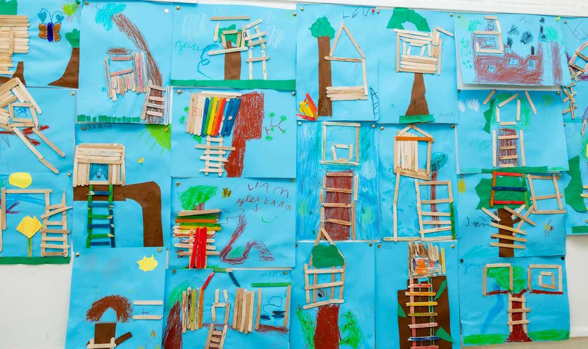 Kunstwerken van kinderen aan de Protestant Christelijke Basisschool De Schakel in Leersum, met tekeningen en creaties van boomhutten. Kunstwerken van kinderen aan de Protestant Christelijke Basisschool De Schakel in Leersum, met tekeningen en creaties van boomhutten.