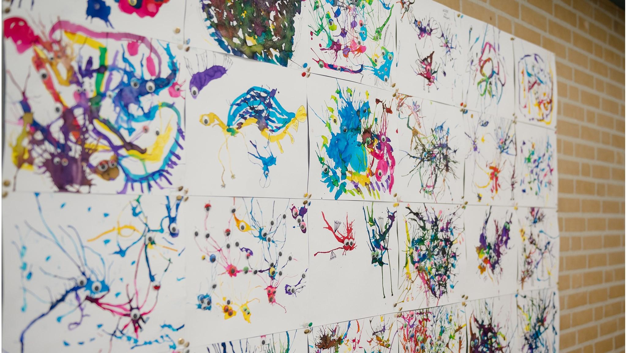 Kunstwerken van leerlingen aan de muur van Christelijke Basisschool De Reinboge in Twijzelerheide. Kunstwerken van leerlingen aan de muur van Christelijke Basisschool De Reinboge in Twijzelerheide.