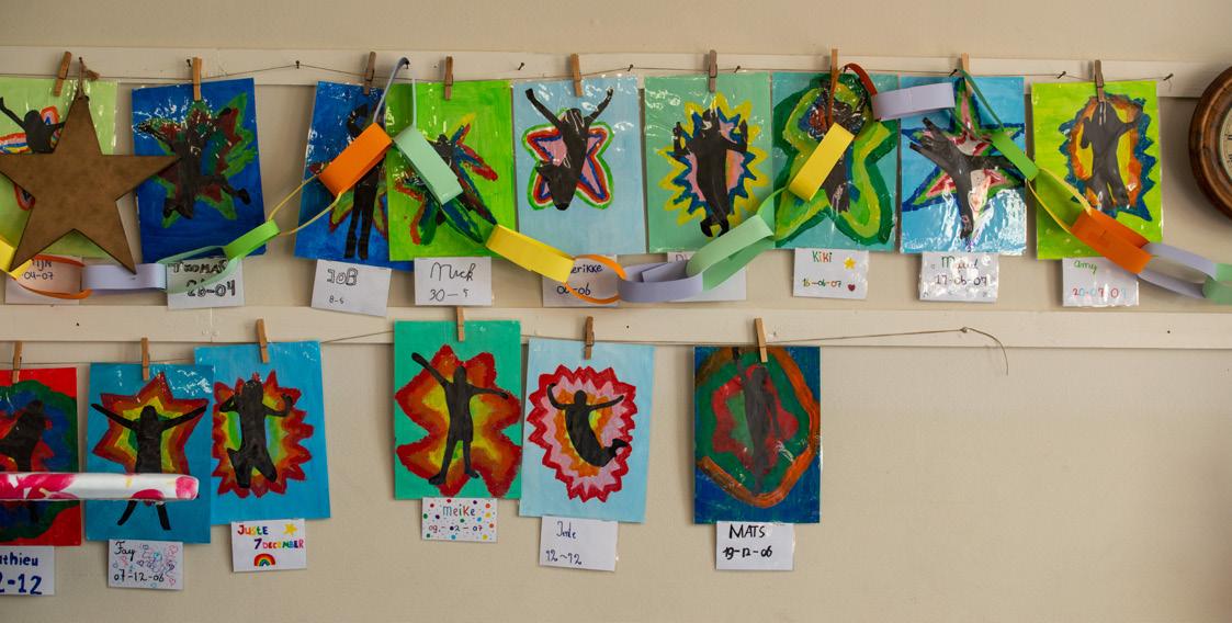 Kunstwerken van leerlingen hangen op het prikbord van Basisschool Dirk Hezius in Heeze. Kunstwerken van leerlingen hangen op het prikbord van Basisschool Dirk Hezius in Heeze.