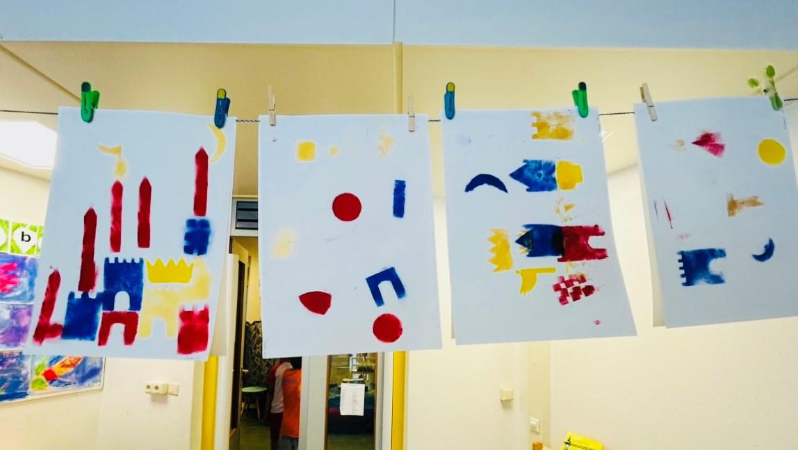 Kunstwerken van leerlingen hangen te drogen in de Dr. E. Boekmanschool in Amsterdam. Kunstwerken van leerlingen hangen te drogen in de Dr. E. Boekmanschool in Amsterdam.