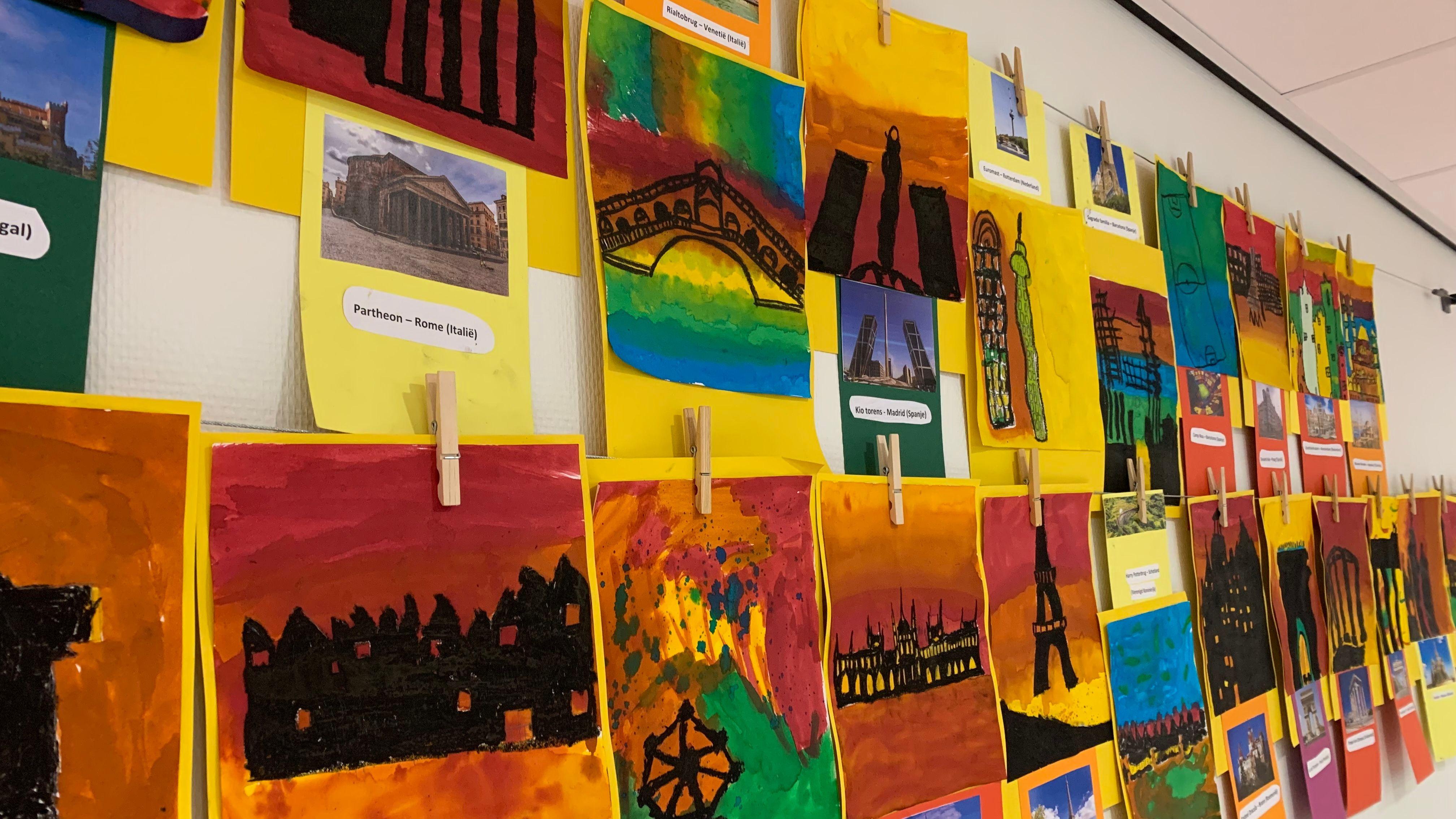 Kunstwerken van leerlingen hangend aan de muur van Openbare Basisschool Et Buut in Zaandam. Kunstwerken van leerlingen hangend aan de muur van Openbare Basisschool Et Buut in Zaandam.