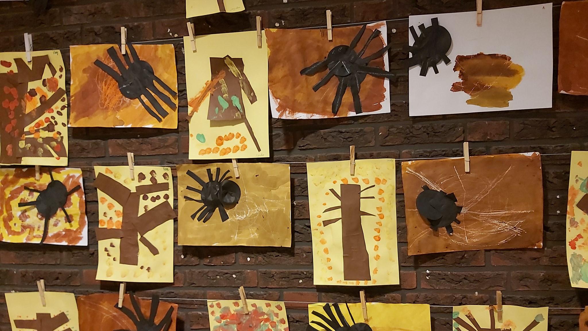 Kunstwerken van leerlingen van Openbare Basisschool De Tuimelaar in Veghel, tentoongesteld aan de muur. Kunstwerken van leerlingen van Openbare Basisschool De Tuimelaar in Veghel, tentoongesteld aan de muur.