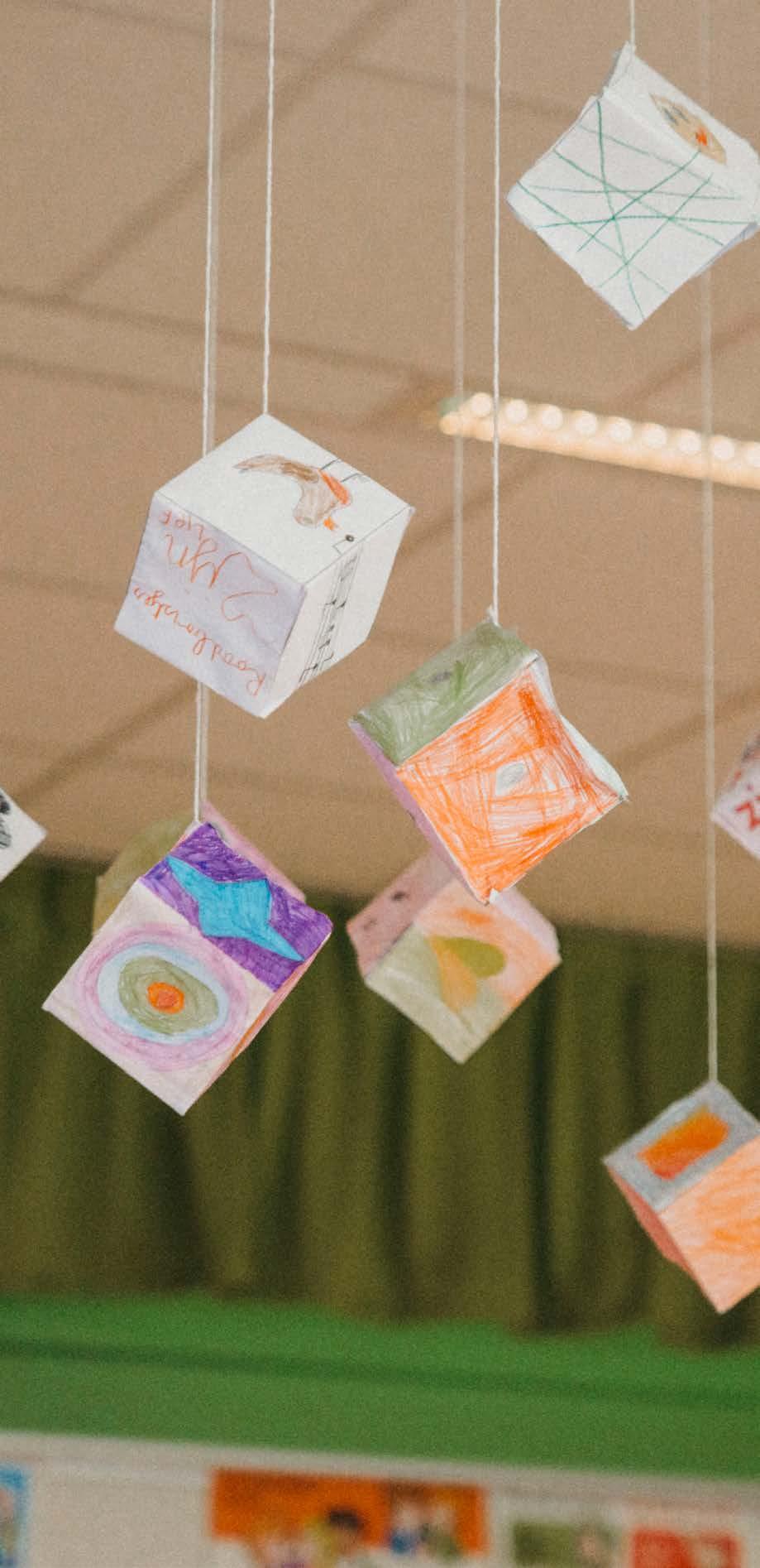 Kunstzinnige creaties hangen in het lokaal van Christelijke Basisschool de Roerganger in Heerenveen. Kunstzinnige creaties hangen in het lokaal van Christelijke Basisschool de Roerganger in Heerenveen.