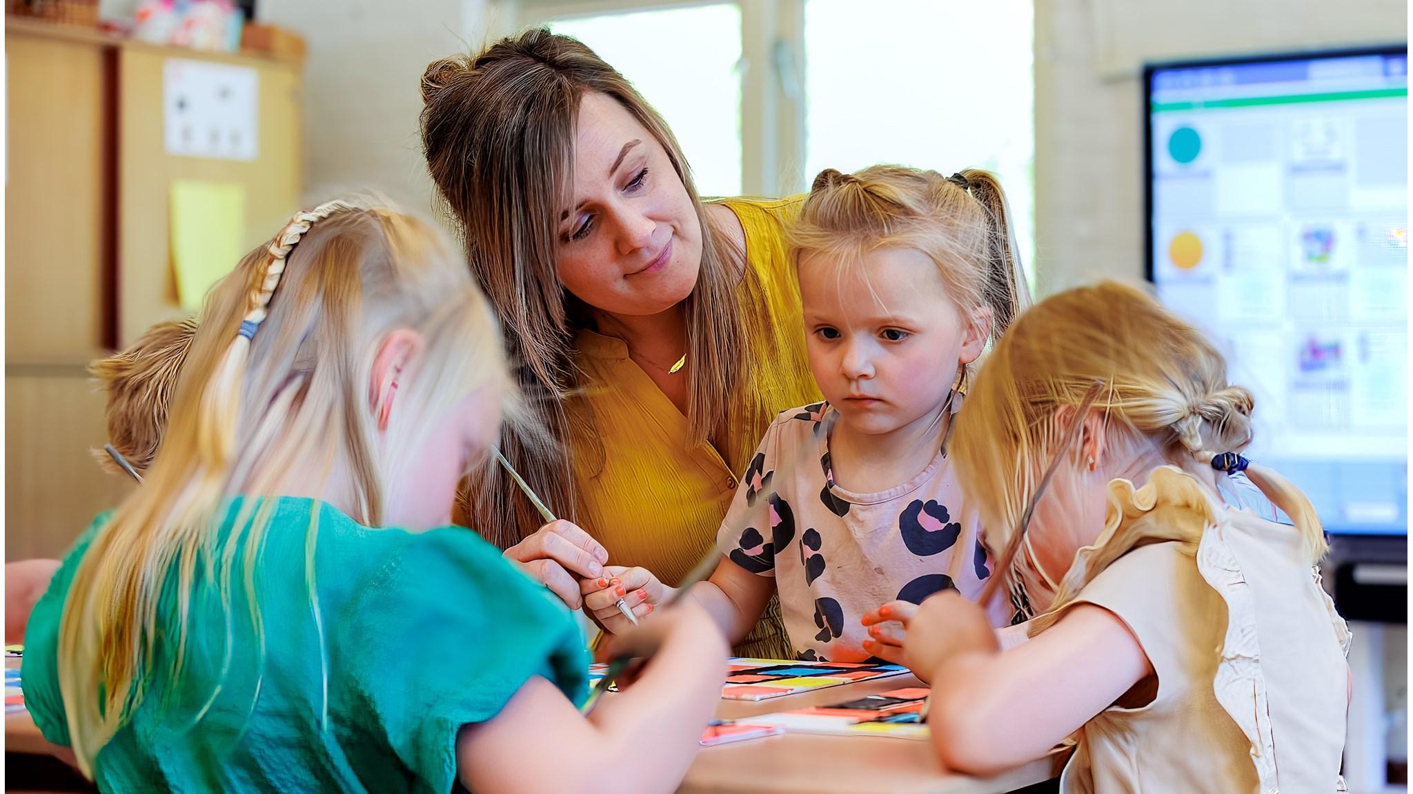 Leerkracht begeleidt kinderen tijdens een creatieve activiteit op de Antoniusschool in Wijchen. Leerkracht begeleidt kinderen tijdens een creatieve activiteit op de Antoniusschool in Wijchen.