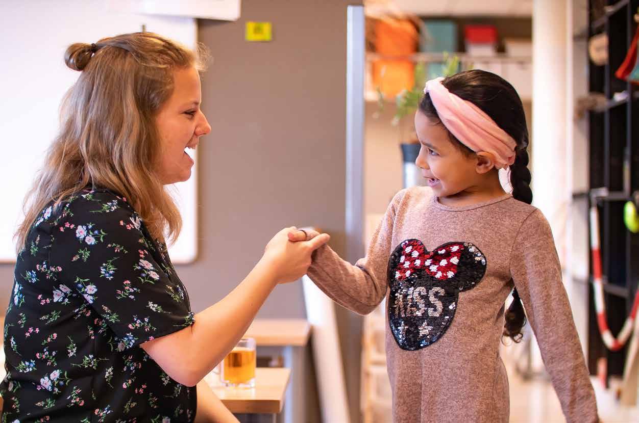 Leerkracht en kind hebben een plezierig gesprek in ATO-kindcentrum De Hoven in Rosmalen. Leerkracht en kind hebben een plezierig gesprek in ATO-kindcentrum De Hoven in Rosmalen.