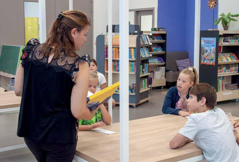 Leerkracht geeft uitleg aan leerlingen in een klaslokaal van De Vlindertuin in Voorthuizen. Leerkracht geeft uitleg aan leerlingen in een klaslokaal van De Vlindertuin in Voorthuizen.