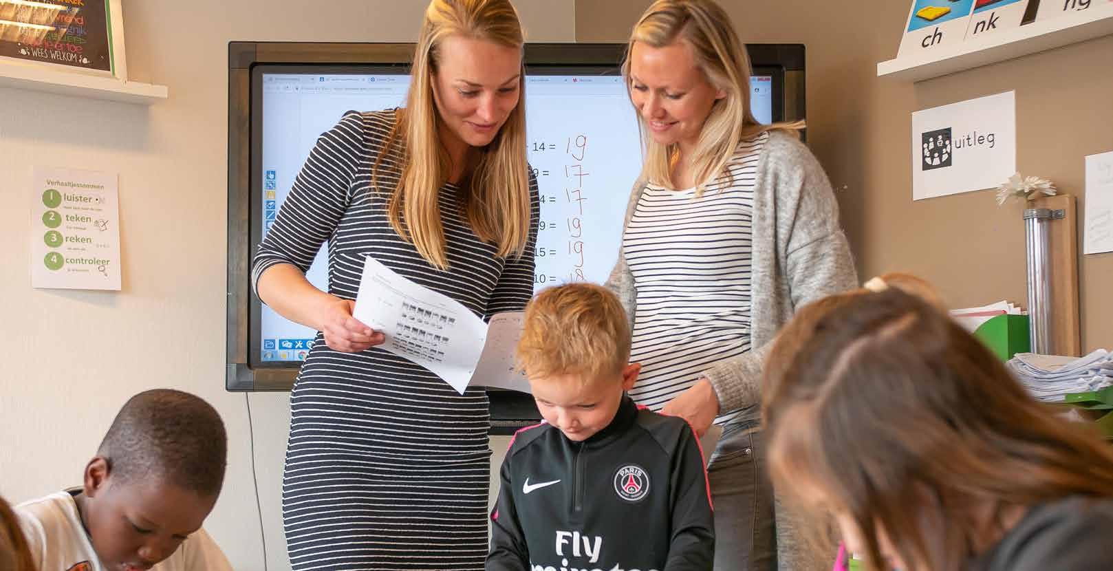 Leerkrachten helpen leerlingen bij ATO-kindcentrum De Hoven in Rosmalen. Leerkrachten helpen leerlingen bij ATO-kindcentrum De Hoven in Rosmalen.