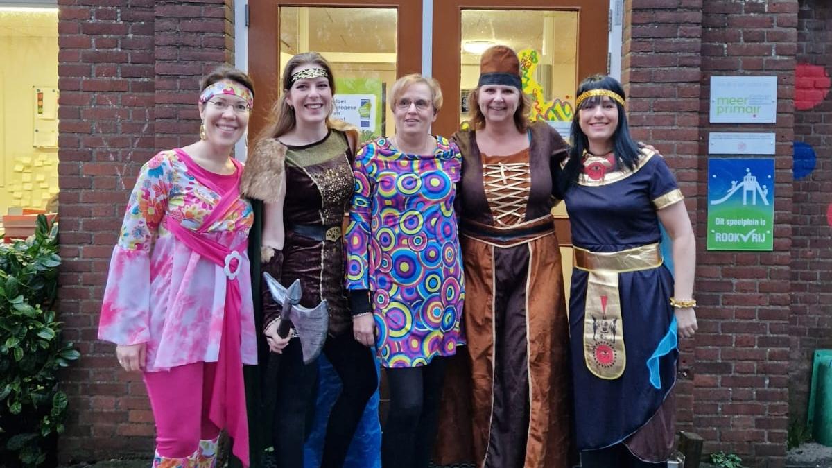 Leerkrachten in kostuums voor een speciale gelegenheid bij de Rooms Katholieke basisschool St. Willibrordus in Buitenkaag. Leerkrachten in kostuums voor een speciale gelegenheid bij de Rooms Katholieke basisschool St. Willibrordus in Buitenkaag.