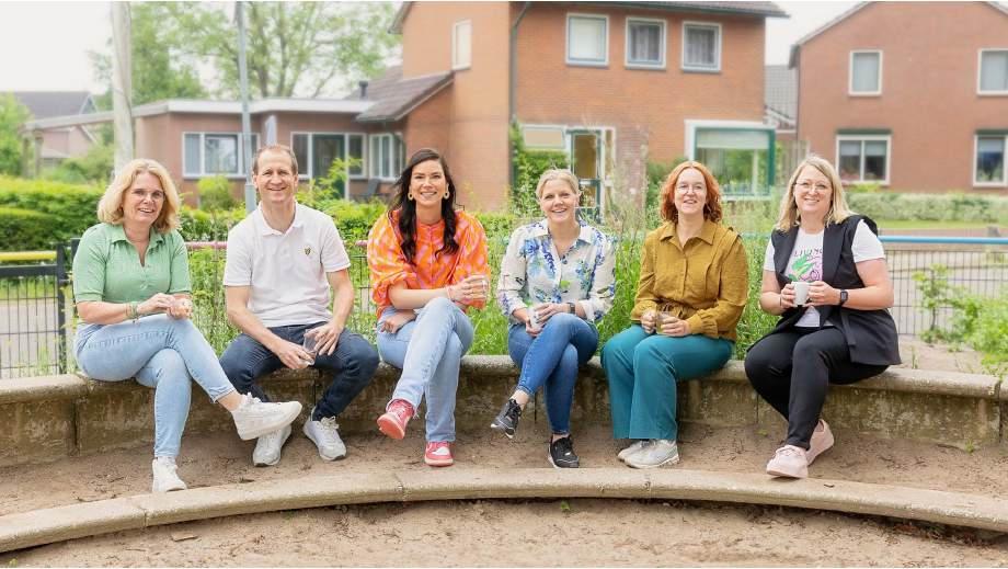 Leerkrachten van Basissch De Borckeshof in Breedenbroek zitten samen op het schoolplein. Leerkrachten van Basissch De Borckeshof in Breedenbroek zitten samen op het schoolplein.