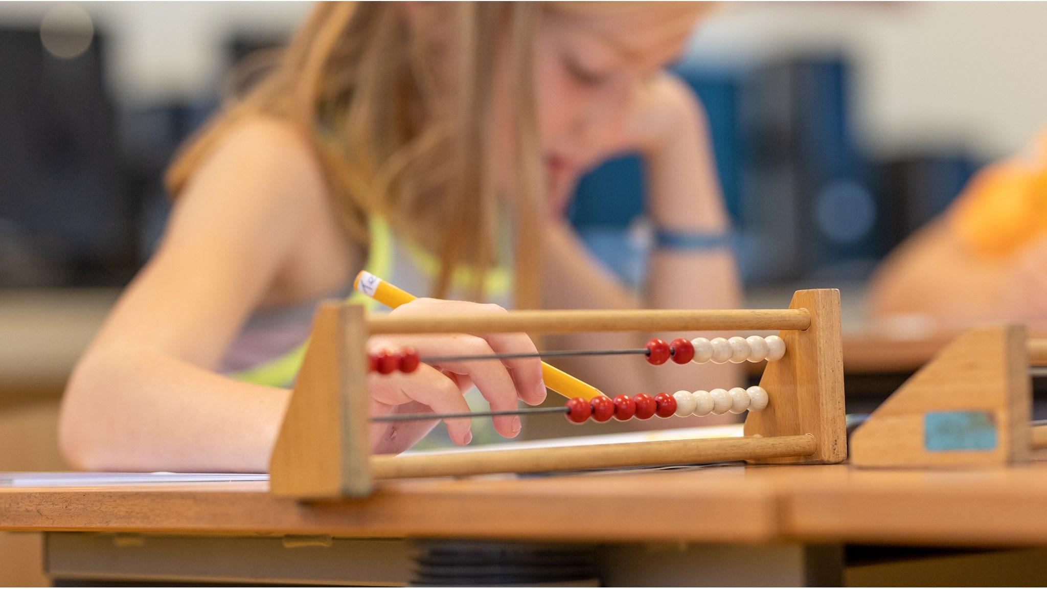Leerling aan Basisschool De Cirkel in Gouda gebruikt een telraam tijdens een les. Leerling aan Basisschool De Cirkel in Gouda gebruikt een telraam tijdens een les.