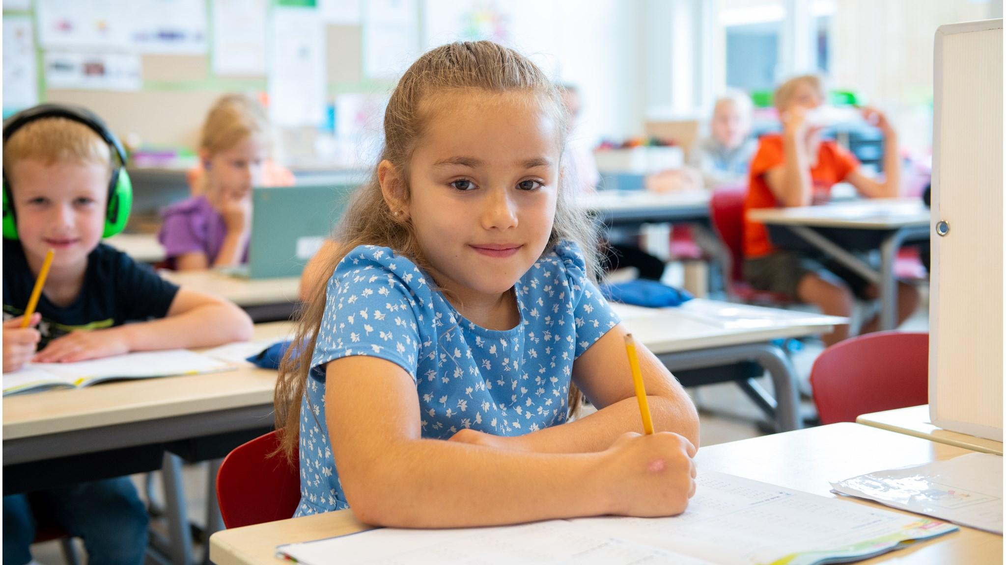 Leerling aan de Basisschool De Poort - school met de Bijbel in Ten Boer, die aan het werk is in de klas. Leerling aan de Basisschool De Poort - school met de Bijbel in Ten Boer, die aan het werk is in de klas.