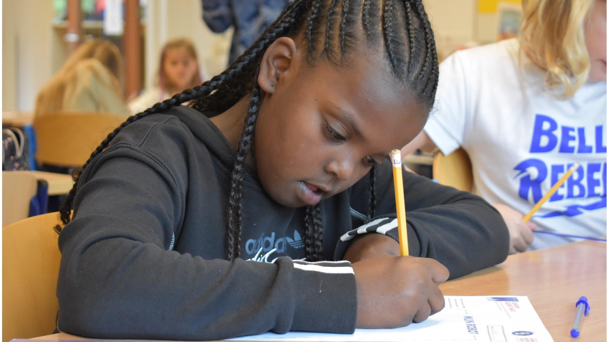 Leerling aan de Christelijke basisschool De Ster in Harkstede is geconcentreerd bezig met schrijven. Leerling aan de Christelijke basisschool De Ster in Harkstede is geconcentreerd bezig met schrijven.