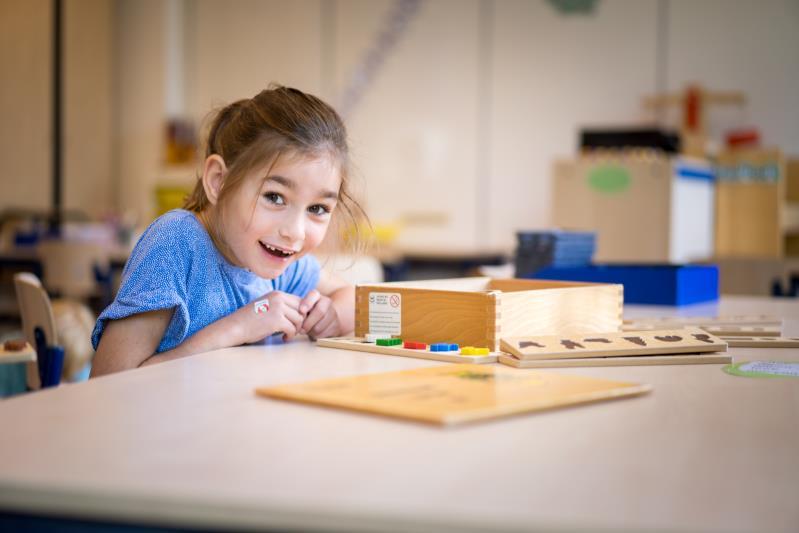 Leerling aan de Protestant Christelijke Basisschool het Kompas in Krimpen aan den IJssel, genietend van een activiteit in de klas. Leerling aan de Protestant Christelijke Basisschool het Kompas in Krimpen aan den IJssel, genietend van een activiteit in de klas.
