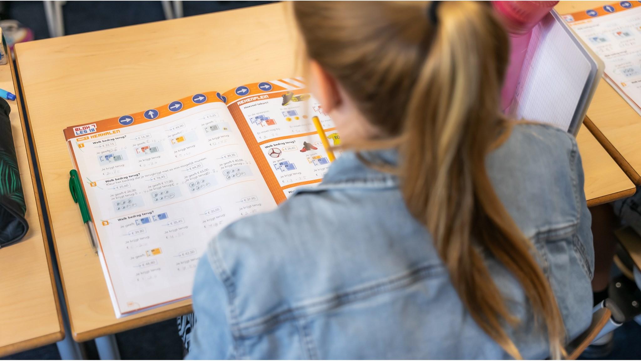 Leerling aan de RK Basisschool Op Weg in Haarle (Gem. Hellendoorn) met een werkboek tijdens de les. Leerling aan de RK Basisschool Op Weg in Haarle (Gem. Hellendoorn) met een werkboek tijdens de les.