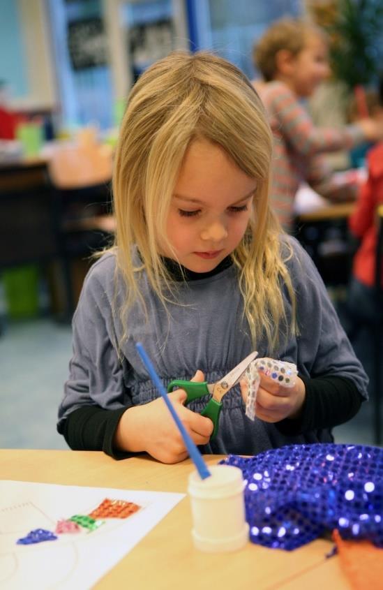 Leerling aan het knutselen in de klas van WereldKidz Bontenest in Maarssen. Leerling aan het knutselen in de klas van WereldKidz Bontenest in Maarssen.