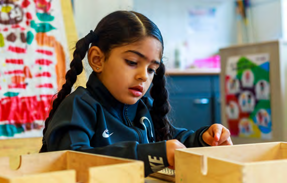 Leerling aan het werk in de klas van basisschool Paulus in Enschede. Leerling aan het werk in de klas van basisschool Paulus in Enschede.