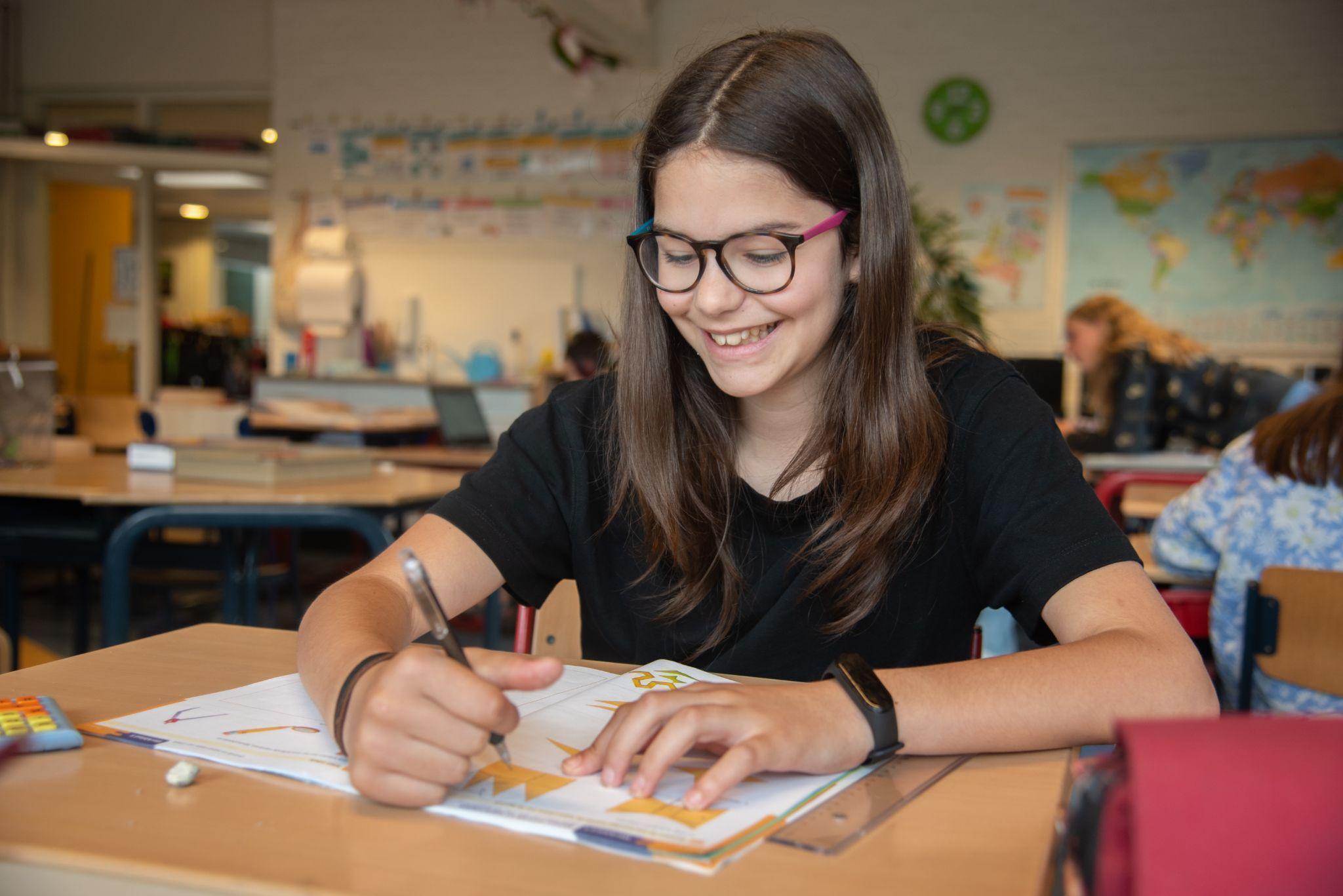Leerling aan het werk in de klas van Basisschool Wisperweide in Weesp. Leerling aan het werk in de klas van Basisschool Wisperweide in Weesp.