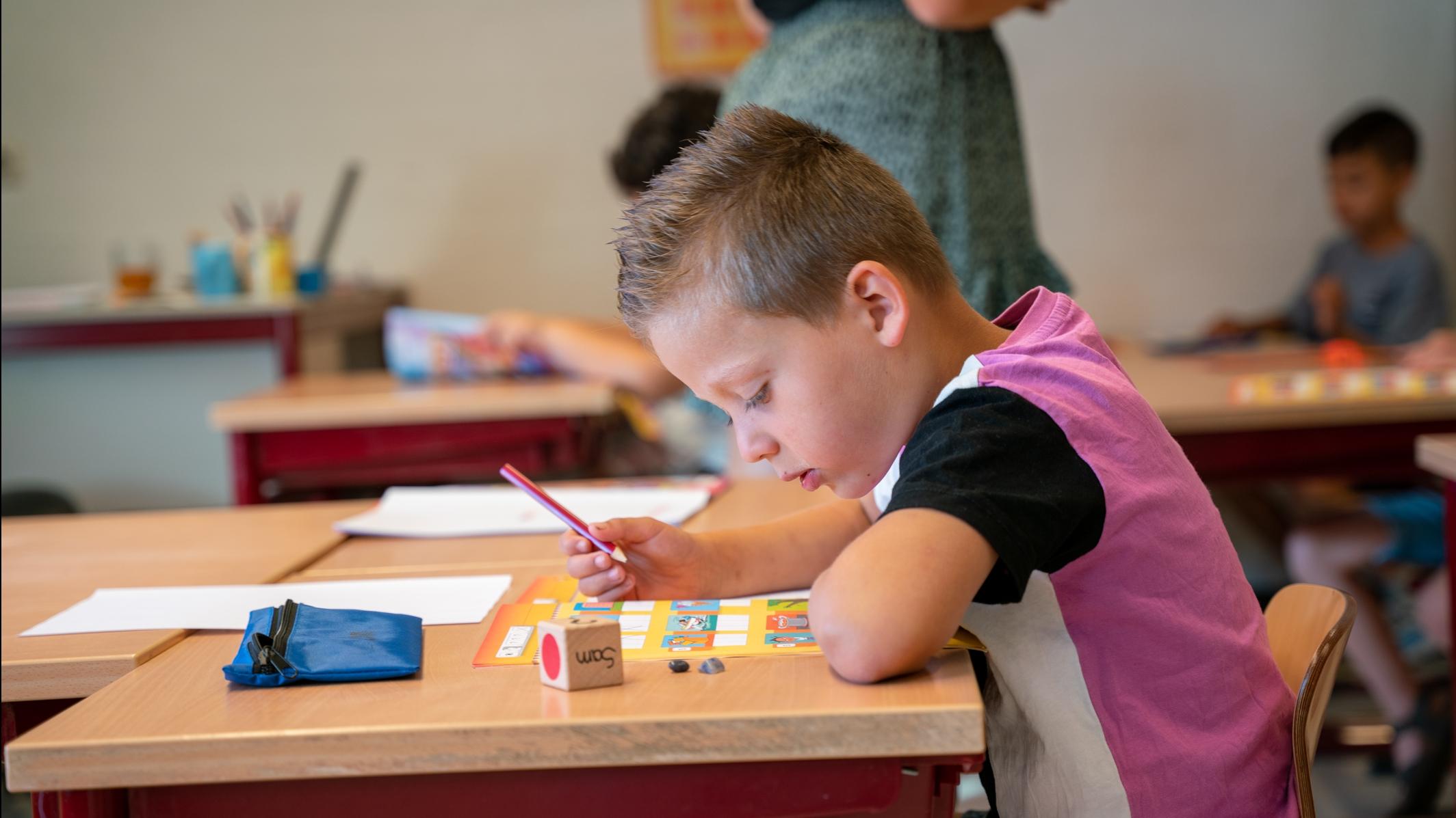 Leerling aan het werk in de klas van BS Hertogin Johanna A in Oss. Leerling aan het werk in de klas van BS Hertogin Johanna A in Oss.