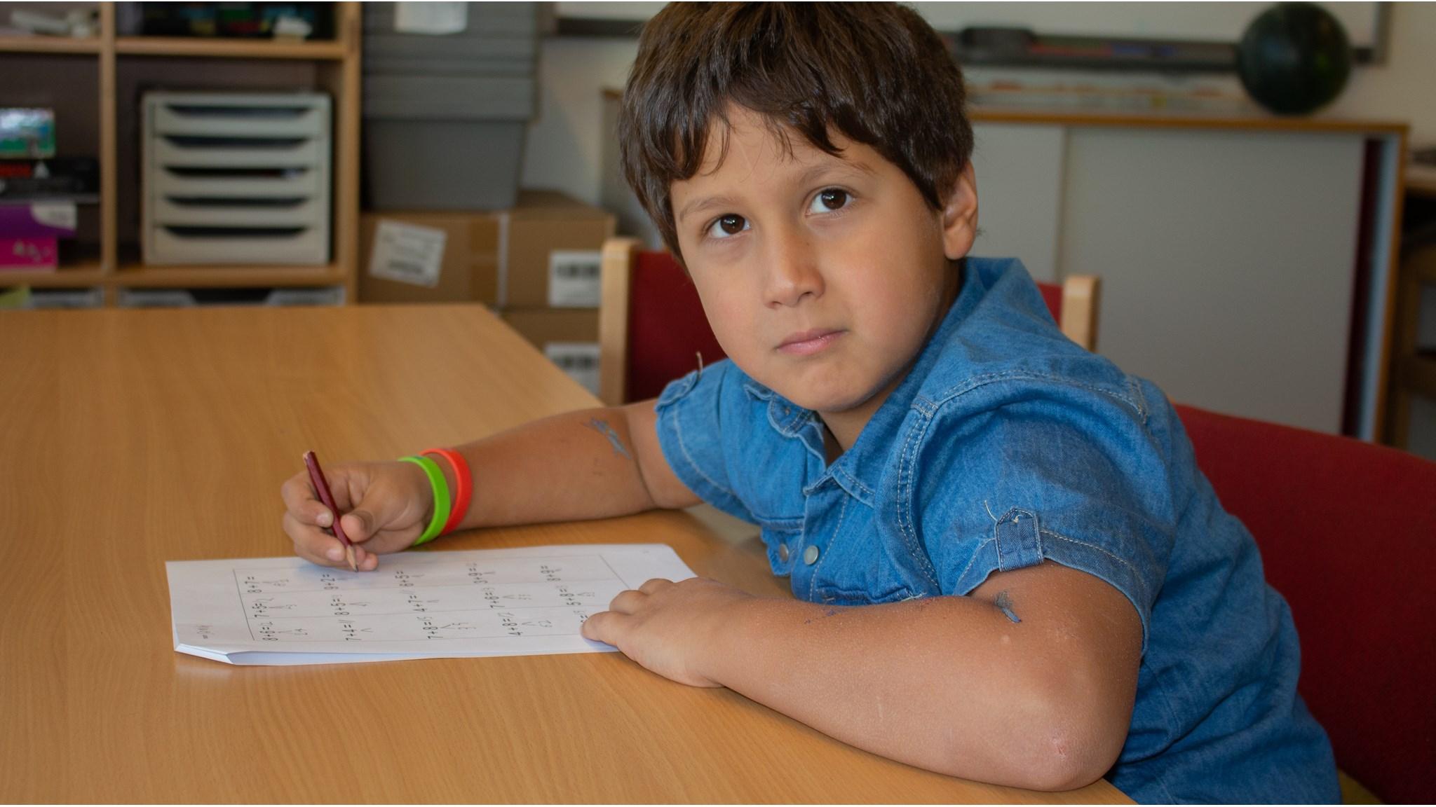 Leerling aan Kindcentrum Montessori Hoorn werkt geconcentreerd aan een opdracht aan tafel. Leerling aan Kindcentrum Montessori Hoorn werkt geconcentreerd aan een opdracht aan tafel.