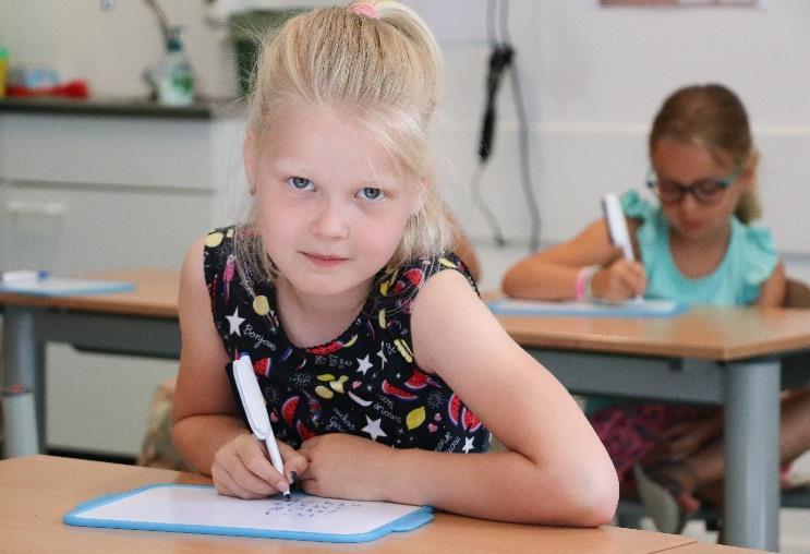 Leerling aan obs De Bosrand in Oostvoorne schrijft op een whiteboard in de klas. Leerling aan obs De Bosrand in Oostvoorne schrijft op een whiteboard in de klas.