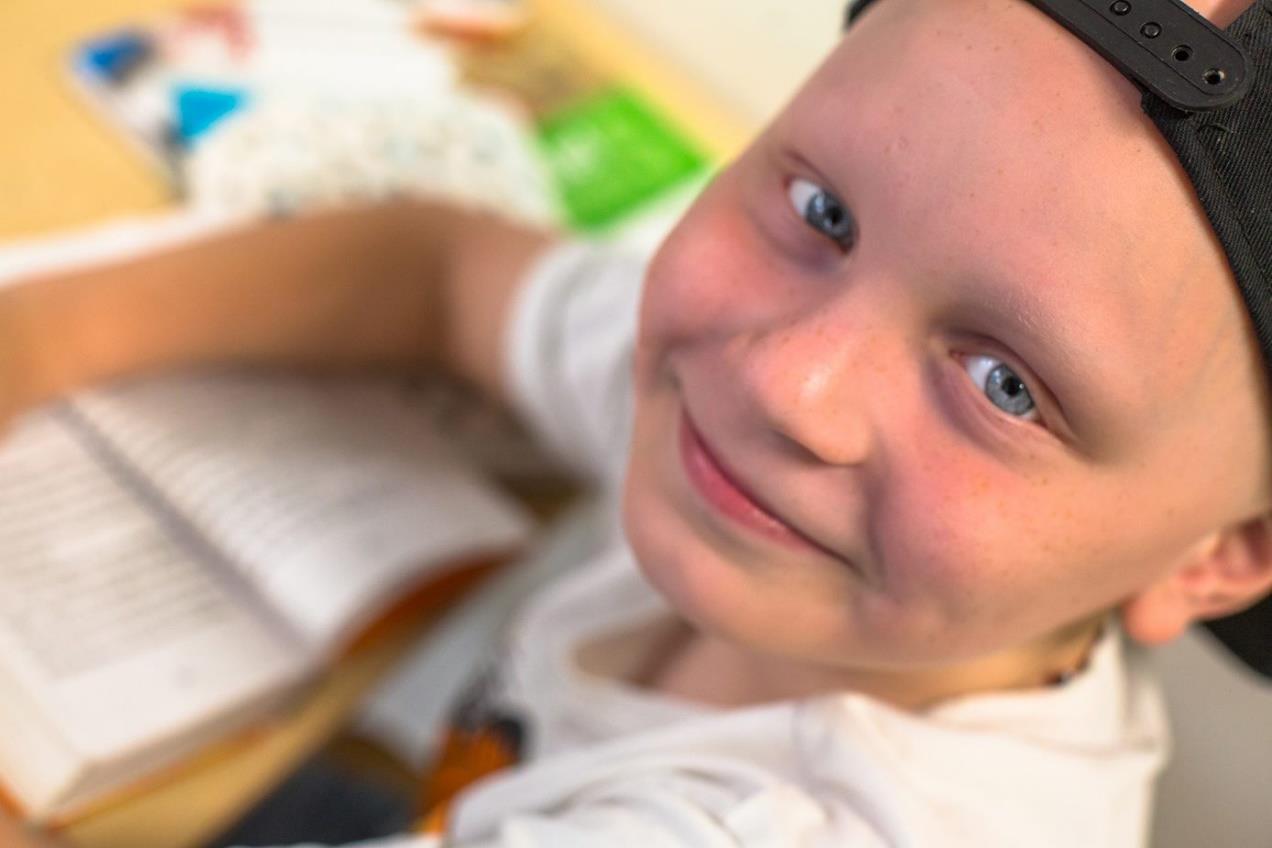 Leerling aan pcb De Sjalomschool in Capelle aan den IJssel terwijl hij met een boek bezig is. Leerling aan pcb De Sjalomschool in Capelle aan den IJssel terwijl hij met een boek bezig is.