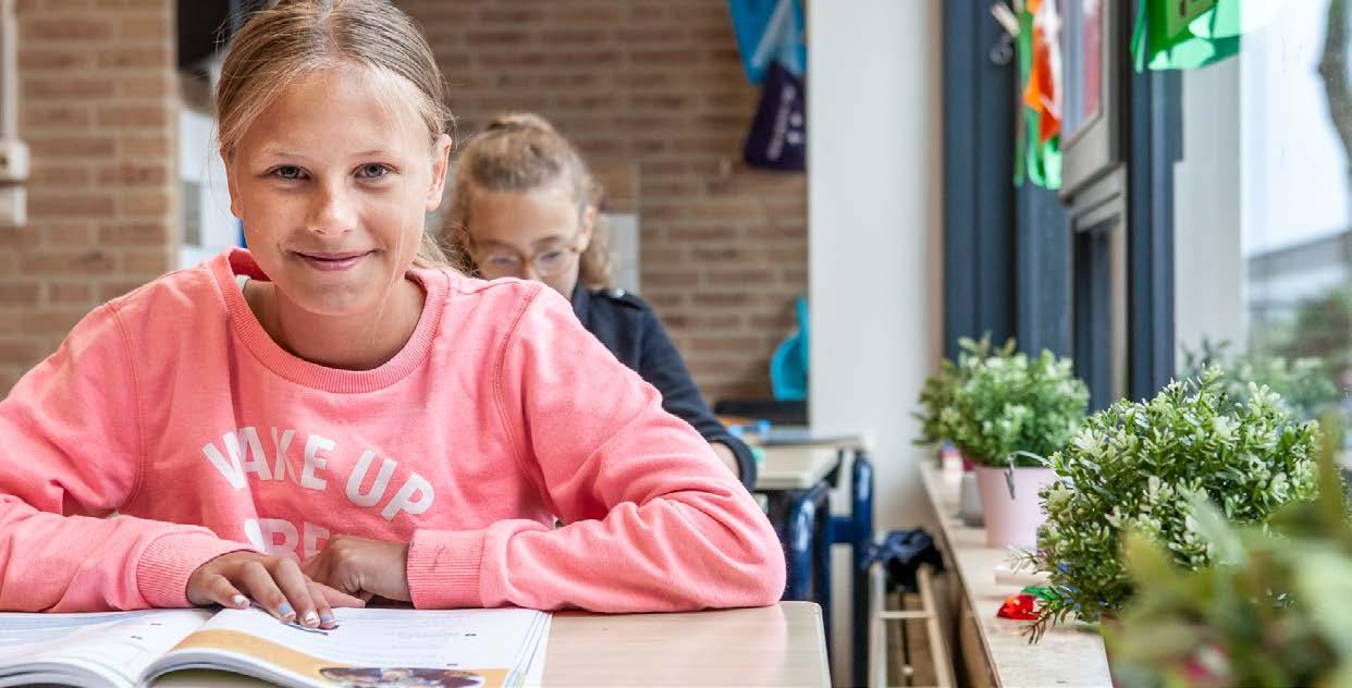 Leerling die glimlacht in de klas van Basisschool De Hovenier in Montfort. Leerling die glimlacht in de klas van Basisschool De Hovenier in Montfort.