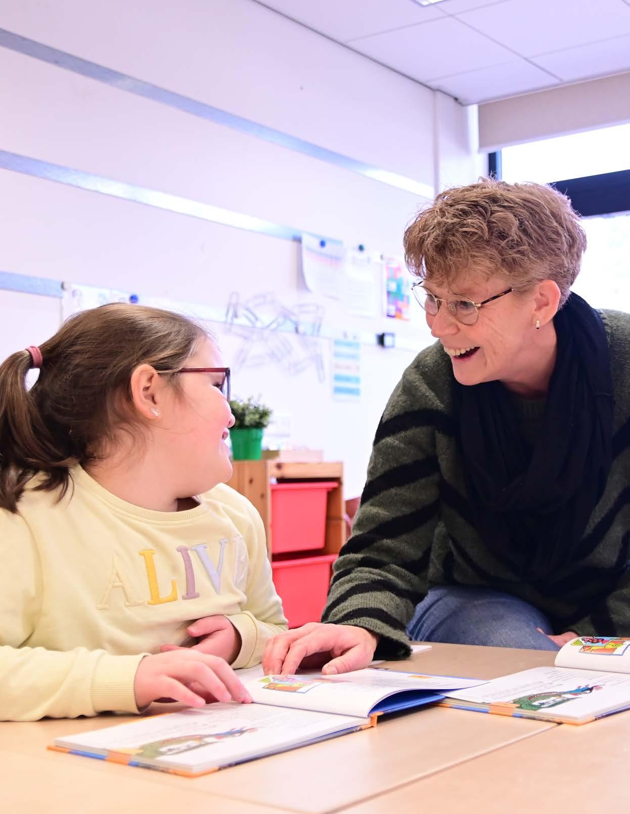 Leerling en docent bespreken samen boeken in de klas van Christelijke Basisschool Avonturijn in Hilversum. Leerling en docent bespreken samen boeken in de klas van Christelijke Basisschool Avonturijn in Hilversum.