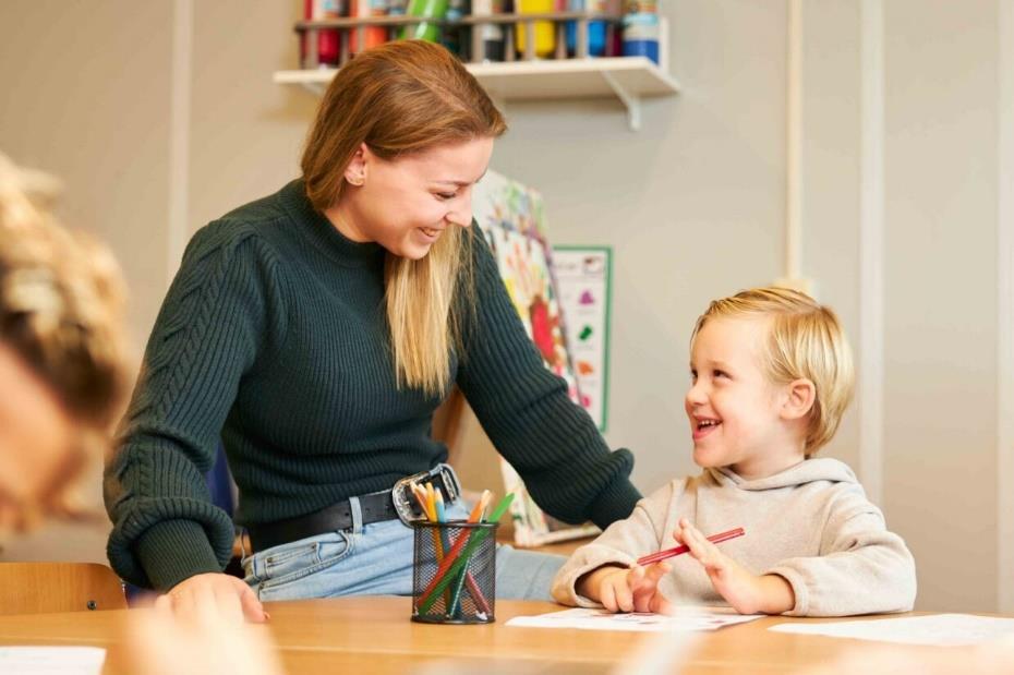 Leerling en docent hebben een lachende interactie tijdens een les op de Koningsschool in Waalwijk. Leerling en docent hebben een lachende interactie tijdens een les op de Koningsschool in Waalwijk.