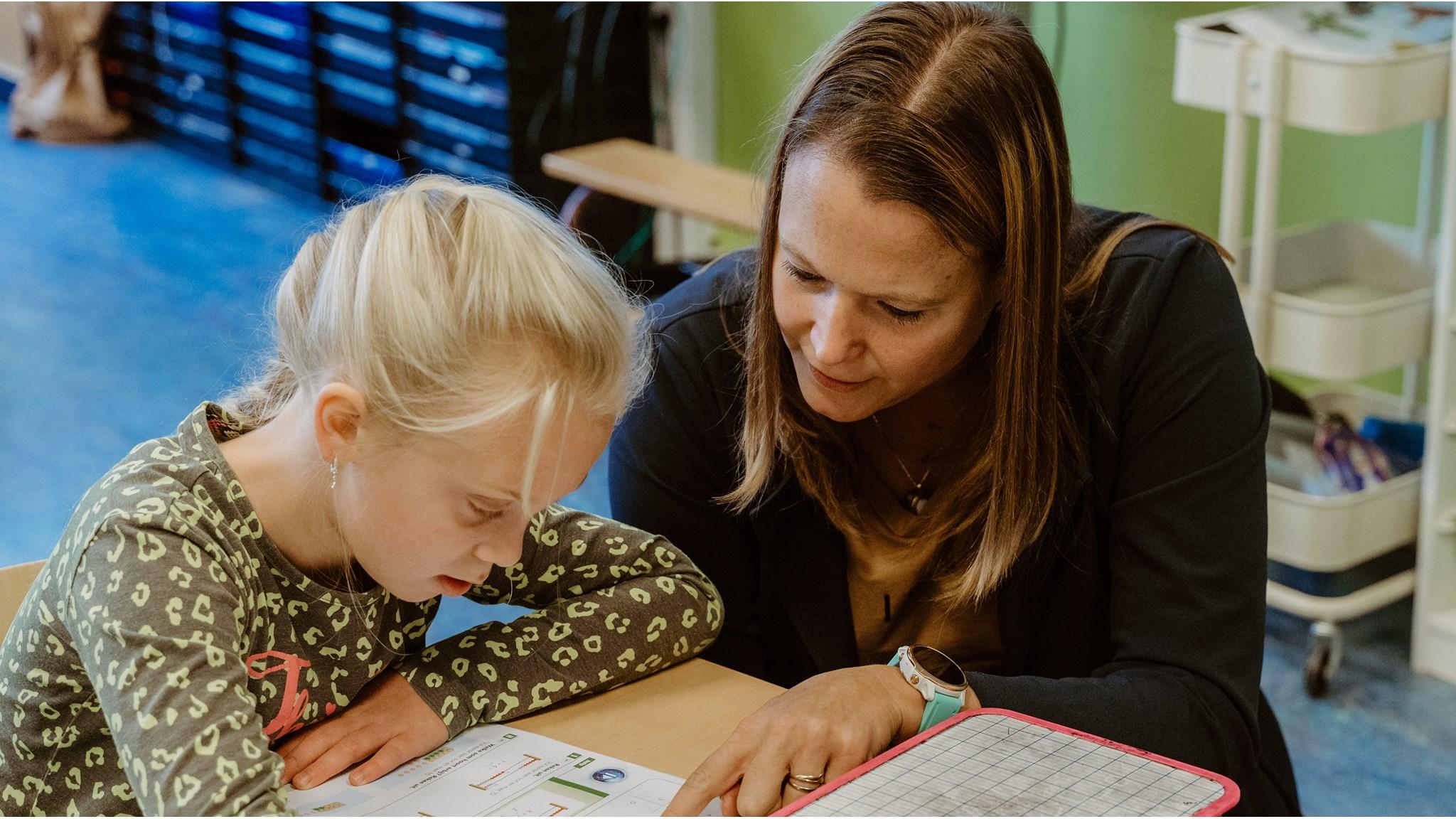 Leerling en lerares van de Sint-Henricusschool in Klazienaveen werken samen aan een schoolopdracht. Leerling en lerares van de Sint-Henricusschool in Klazienaveen werken samen aan een schoolopdracht.