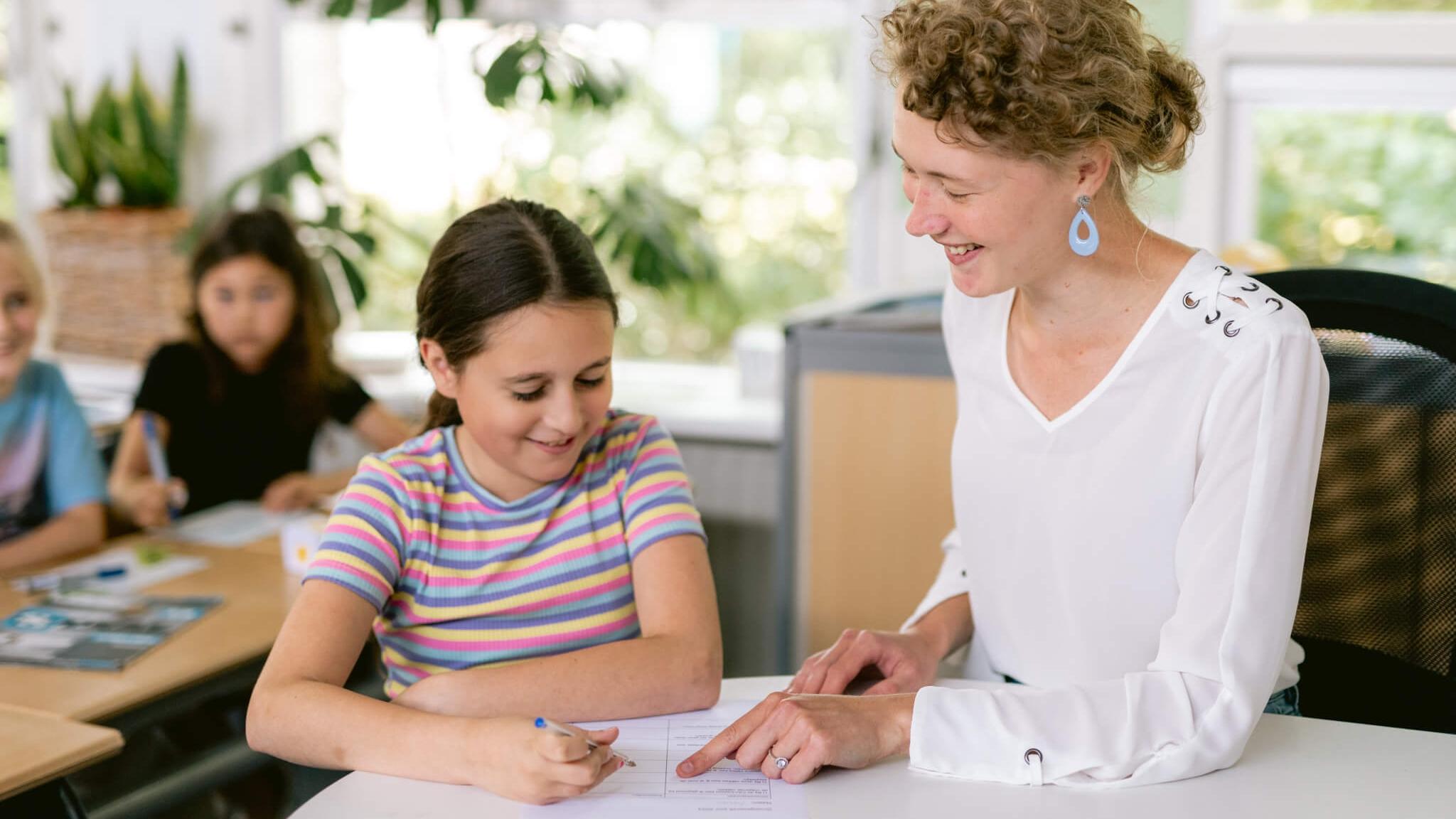 Leerling en lerares werken samen aan een project bij Kindcentrum De Helmstok in Lelystad. Leerling en lerares werken samen aan een project bij Kindcentrum De Helmstok in Lelystad.
