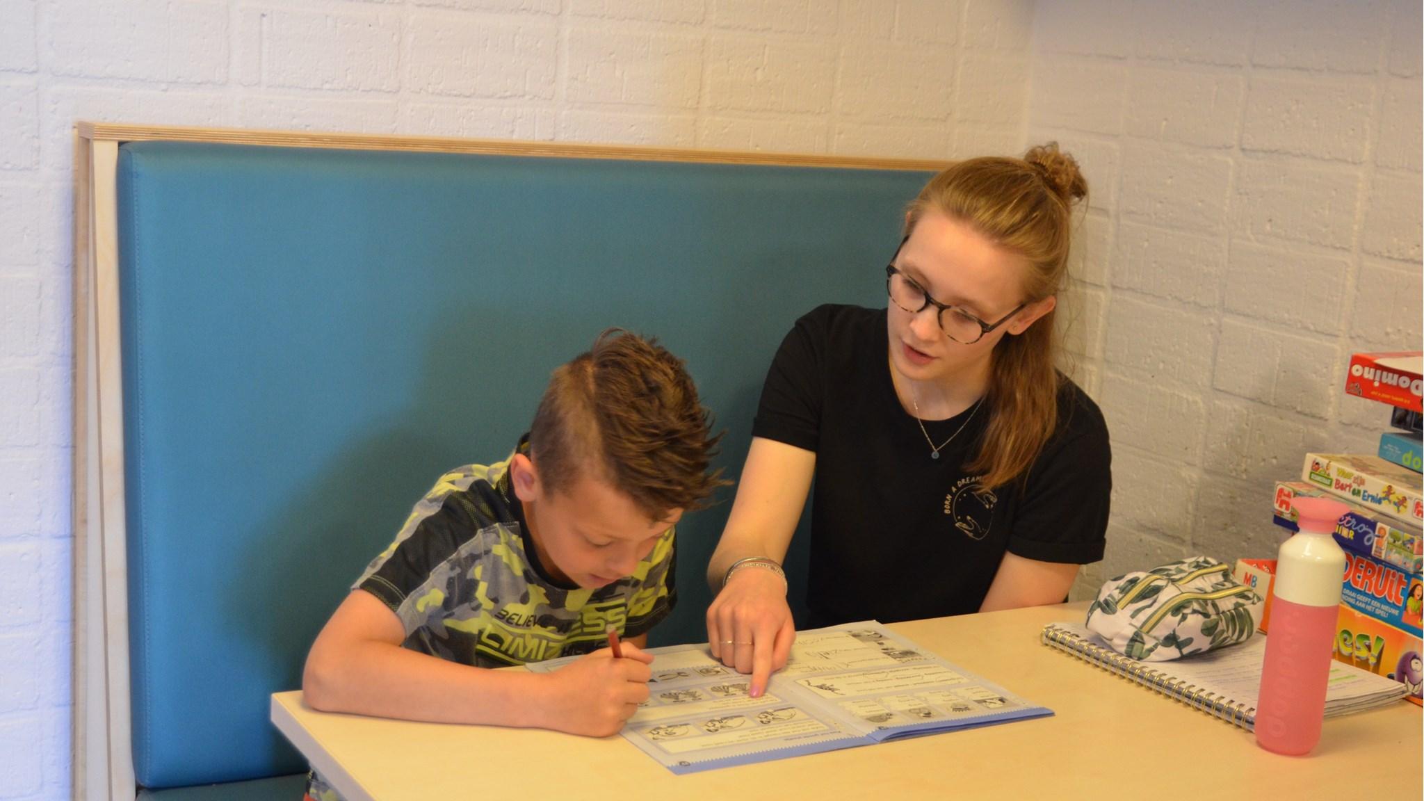 Leerling en mentor tijdens een begeleidingssessie aan de Immanuelschool in Oudewater. Leerling en mentor tijdens een begeleidingssessie aan de Immanuelschool in Oudewater.