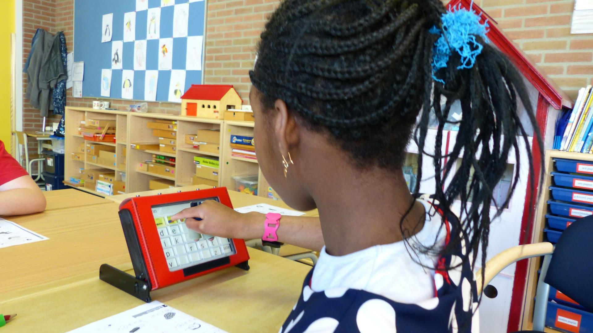 Leerling gebruikt een tablet in de klas van ZML de Ark Oud-Beijerland. Leerling gebruikt een tablet in de klas van ZML de Ark Oud-Beijerland.