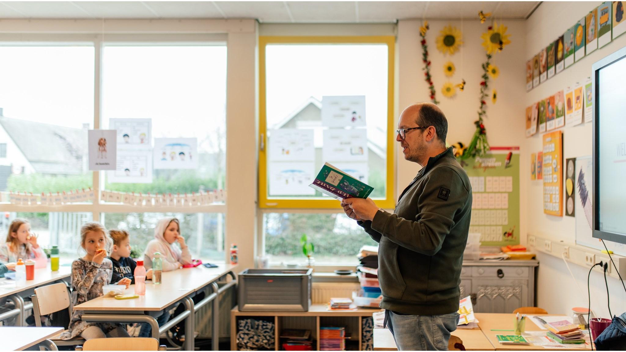 Leerling in de klas van Basisschool Sint Jozef in Lithoijen luistert aandachtig naar de leraar. Leerling in de klas van Basisschool Sint Jozef in Lithoijen luistert aandachtig naar de leraar.