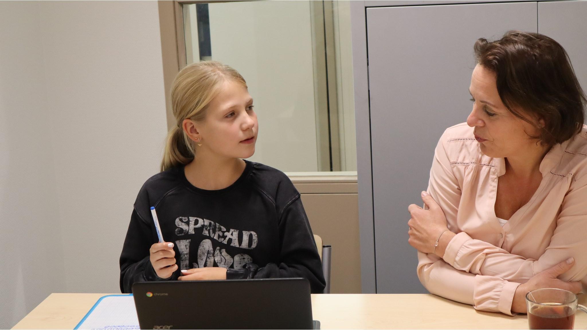 Leerling in gesprek met een docent aan Openbare Basisschool De Toermalijn in Bavel. Leerling in gesprek met een docent aan Openbare Basisschool De Toermalijn in Bavel.