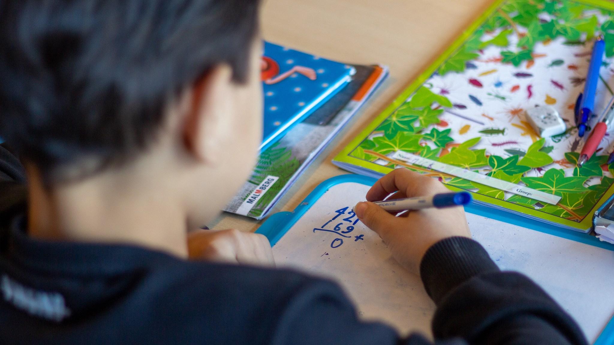 Leerling maakt aantekeningen tijdens de les aan de Basisschool Jules Verne in Utrecht. Leerling maakt aantekeningen tijdens de les aan de Basisschool Jules Verne in Utrecht.
