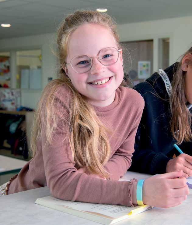 Leerling met een glimlach aan het werk in Kindcentrum De Spreng in Hoevelaken. Leerling met een glimlach aan het werk in Kindcentrum De Spreng in Hoevelaken.