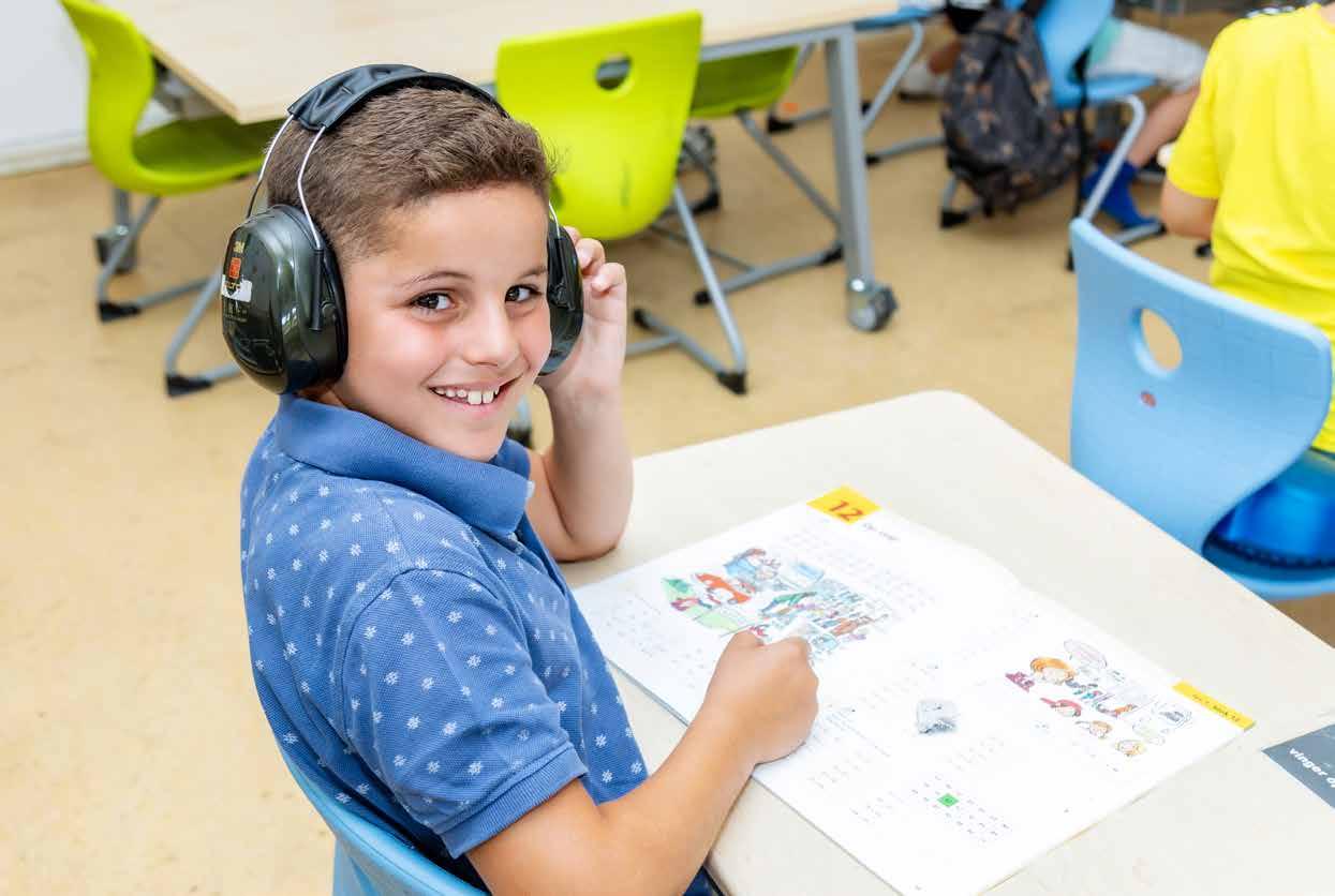 Leerling met koptelefoon aan het werk in de klas van Protestants Christelijke Basisschool De Schakel in Leersum. Leerling met koptelefoon aan het werk in de klas van Protestants Christelijke Basisschool De Schakel in Leersum.