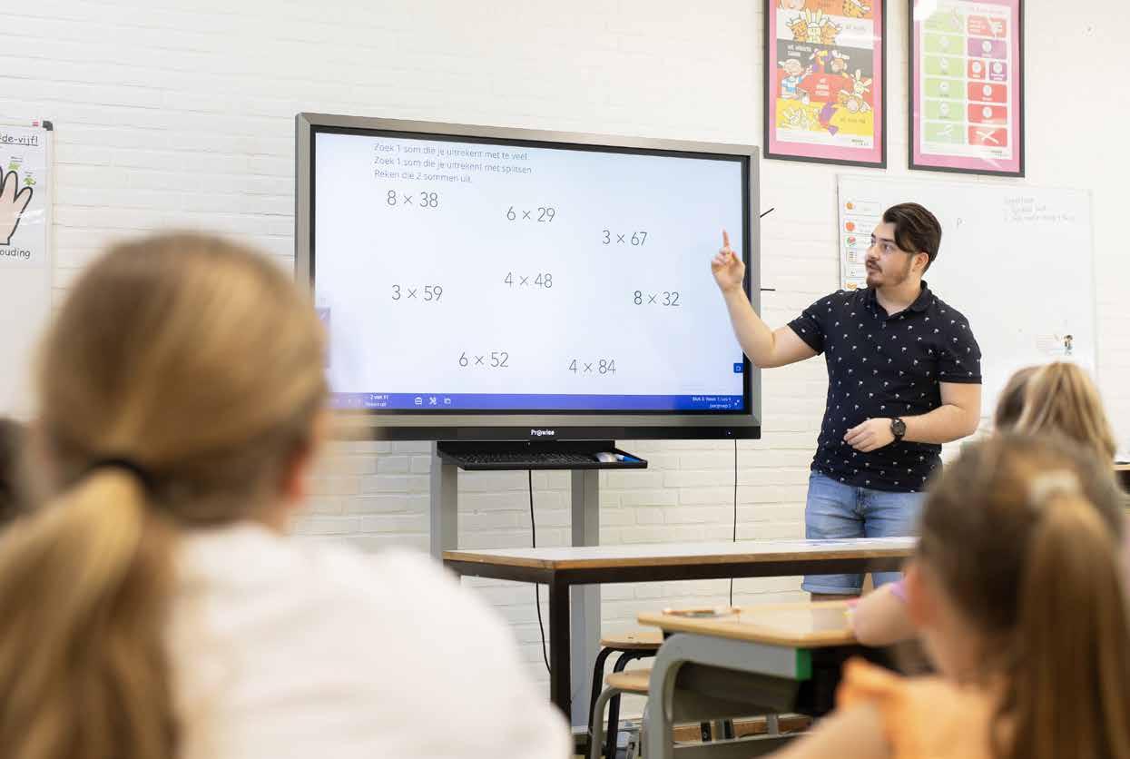 Leerling observeert de docent tijdens een rekenles aan Het Mozaïek in Houten. Leerling observeert de docent tijdens een rekenles aan Het Mozaïek in Houten.