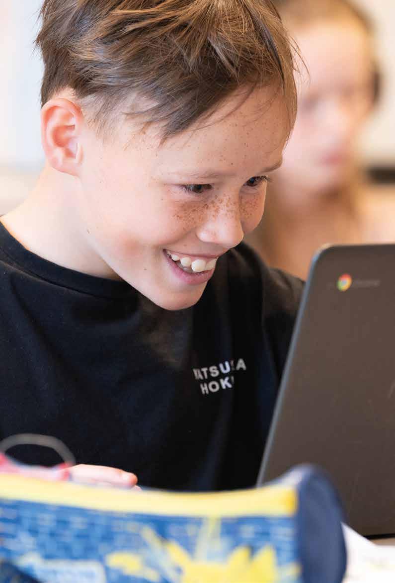 Leerling op KPO Basisschool Joseph in Roosendaal werkt enthousiast op een Chromebook. Leerling op KPO Basisschool Joseph in Roosendaal werkt enthousiast op een Chromebook.