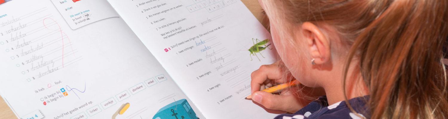 Leerling van basisschool De Wegwijzer in Losser maakt oefeningen in haar werkboek. Leerling van basisschool De Wegwijzer in Losser maakt oefeningen in haar werkboek.