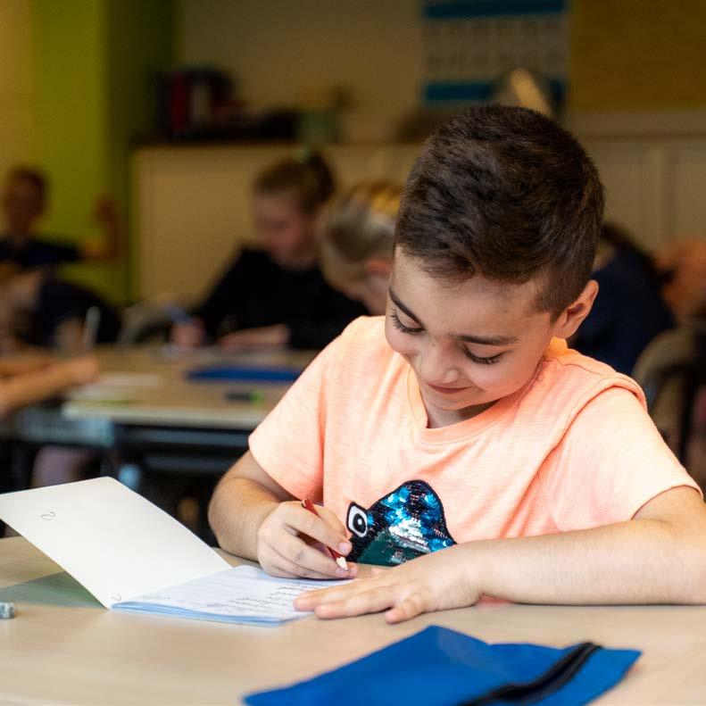 Leerling van Basisschool EigenWijs in Veldhoven schrijft geconcentreerd in zijn schrift. Leerling van Basisschool EigenWijs in Veldhoven schrijft geconcentreerd in zijn schrift.