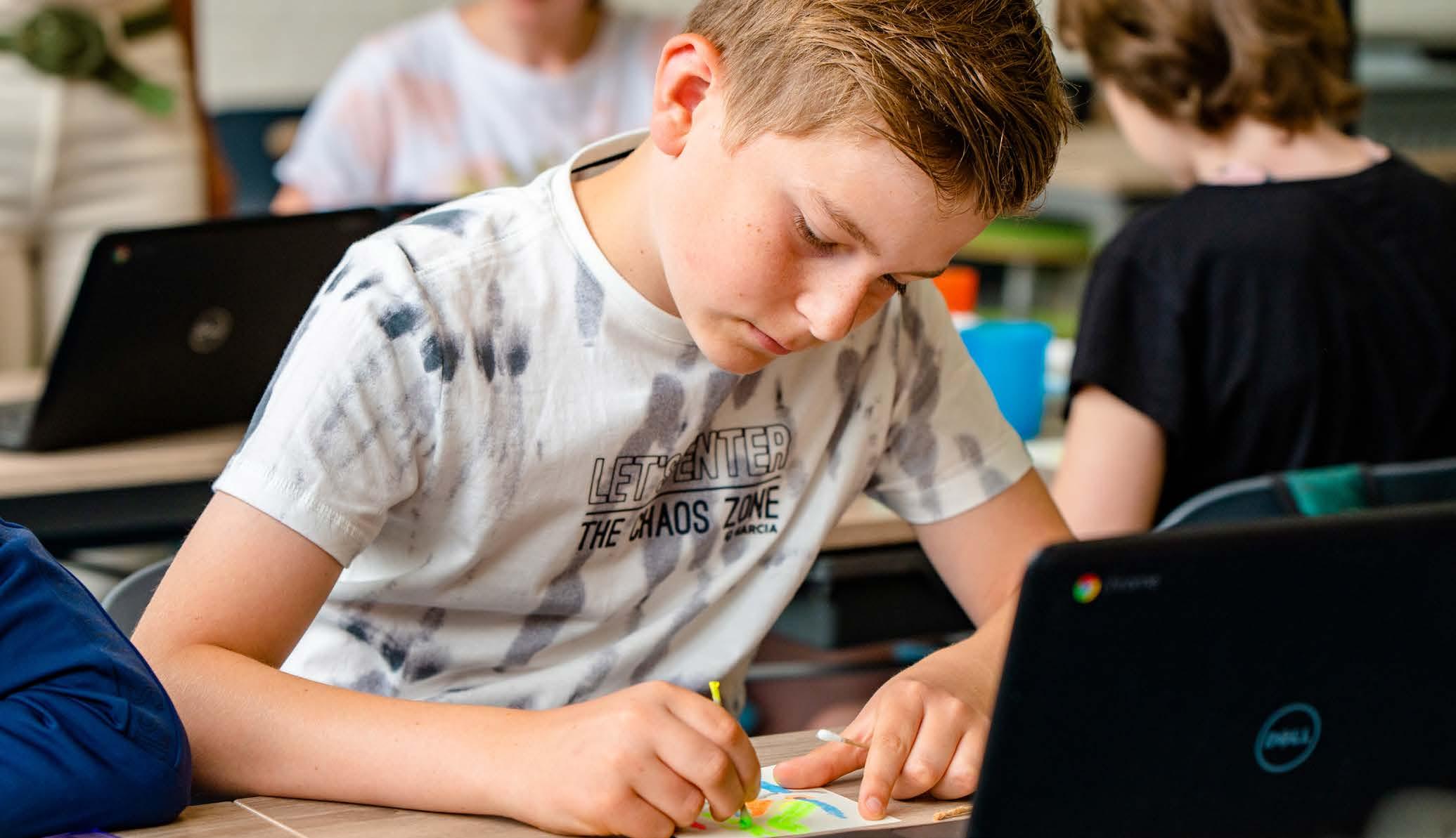 Leerling van Chr. Basisschool Het Mozaiek in Zwolle is gefocust aan het werk aan een creatief project. Leerling van Chr. Basisschool Het Mozaiek in Zwolle is gefocust aan het werk aan een creatief project.