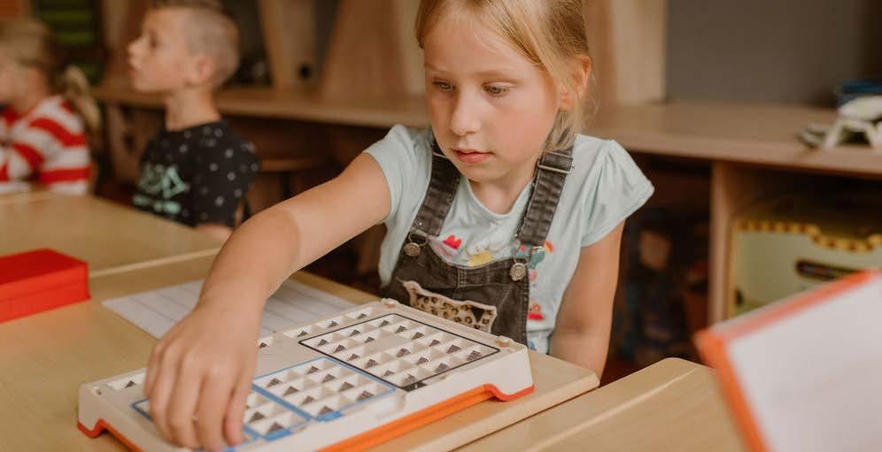 Leerling van Christelijke Basisschool de Roerganger in Heerenveen terwijl ze geconcentreerd werkt aan een educatief spel. Leerling van Christelijke Basisschool de Roerganger in Heerenveen terwijl ze geconcentreerd werkt aan een educatief spel.