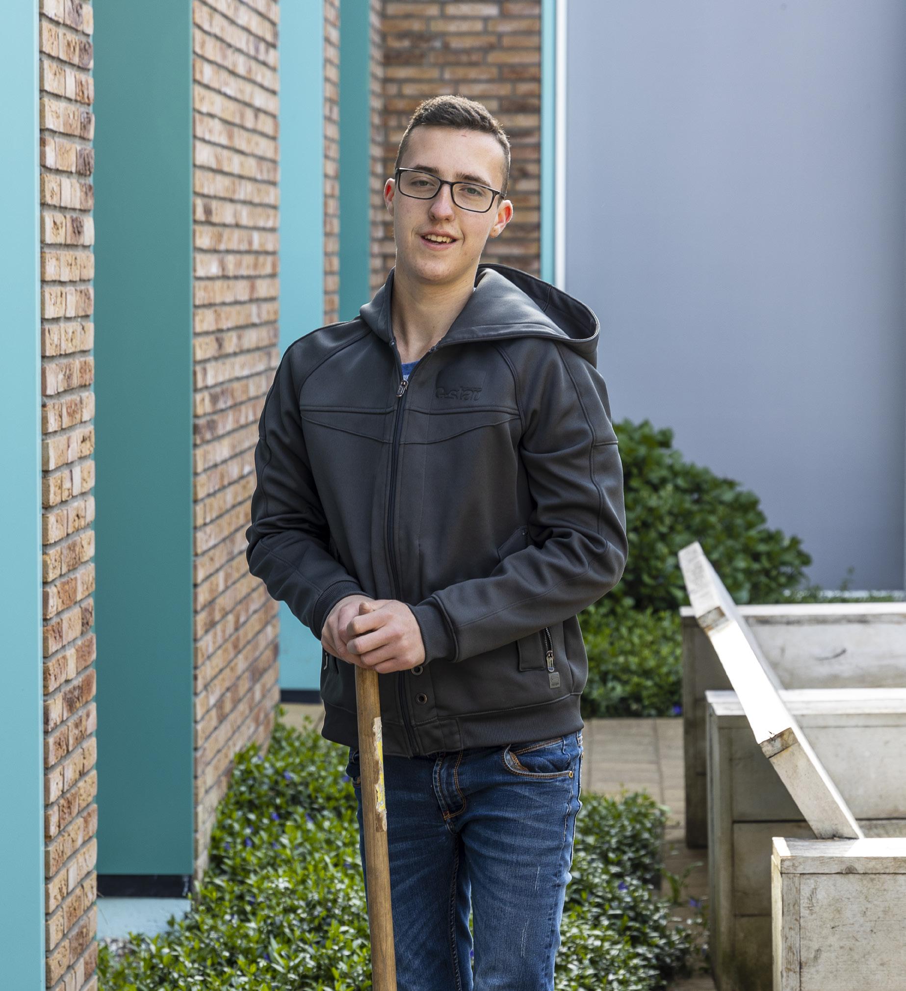 Leerling van De Cirkel Christelijk Onderwijs ZML in Gorinchem op het schoolplein met een stok.