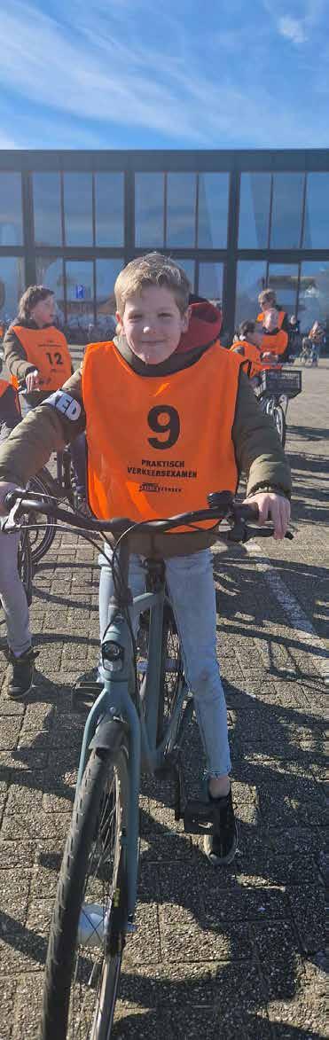 Leerling van De Meander in Nieuwegein tijdens het praktisch verkeersexamen op het schoolplein.