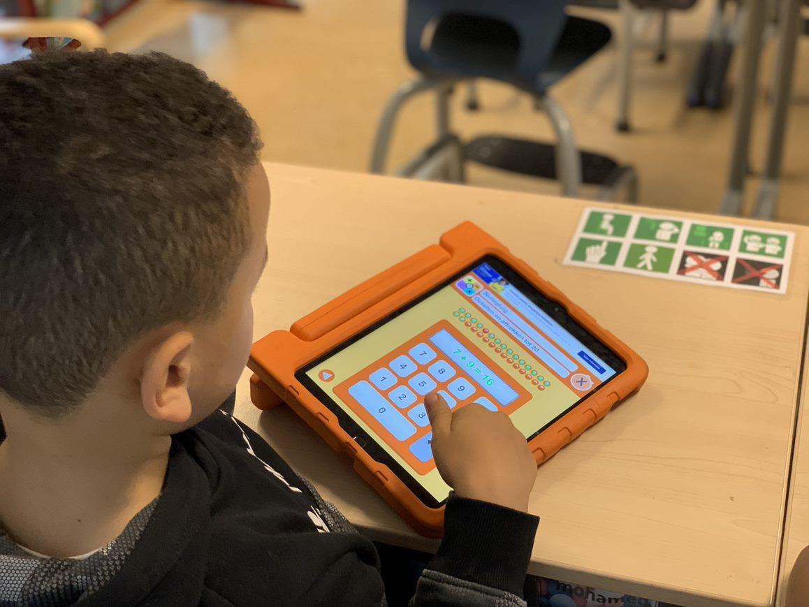 Leerling van de Prinses Marijkeschool in Den Haag die werkt met een tablet in de klas. Leerling van de Prinses Marijkeschool in Den Haag die werkt met een tablet in de klas.