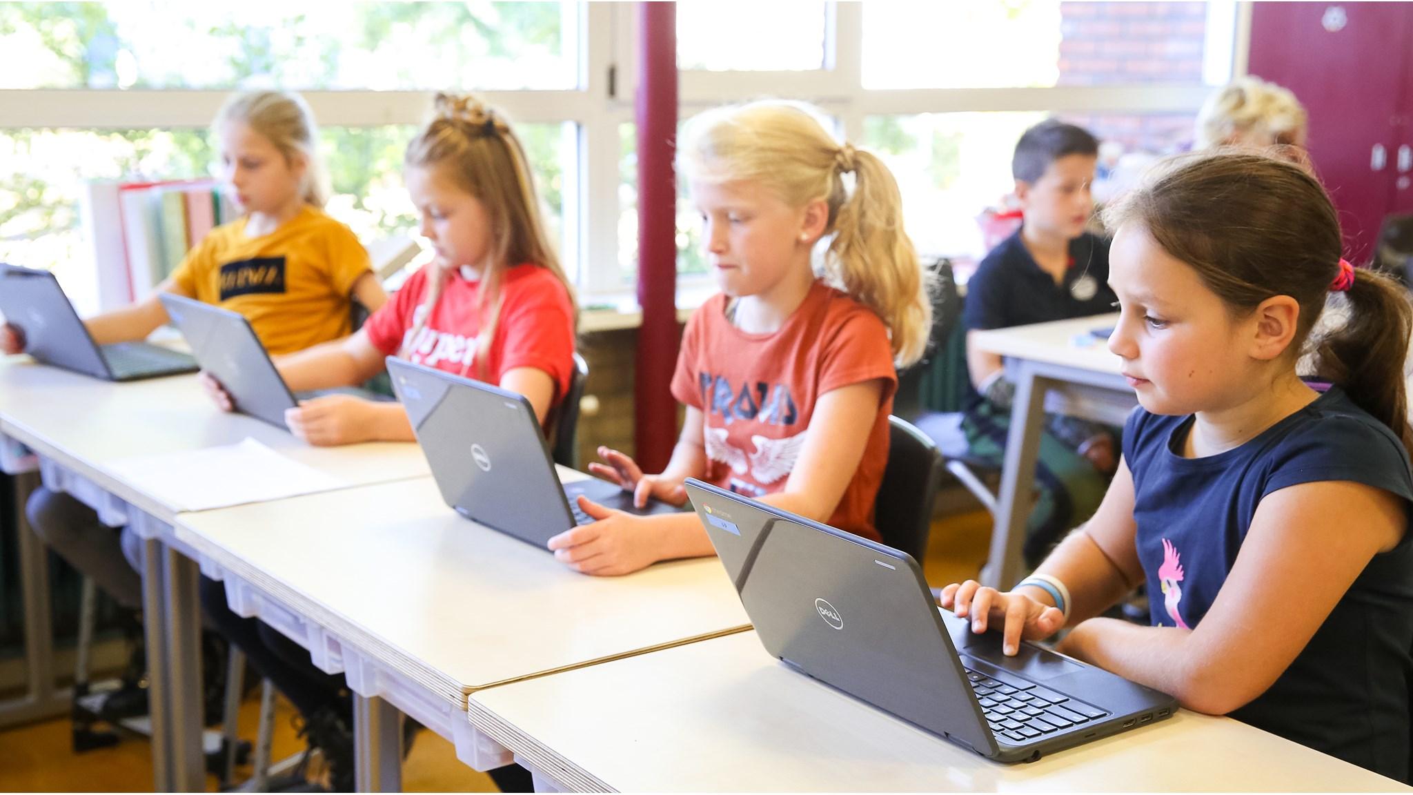 Leerlingen aan Basisschool St Joan in Soerendonk werken aan laptops in de klas. Leerlingen aan Basisschool St Joan in Soerendonk werken aan laptops in de klas.